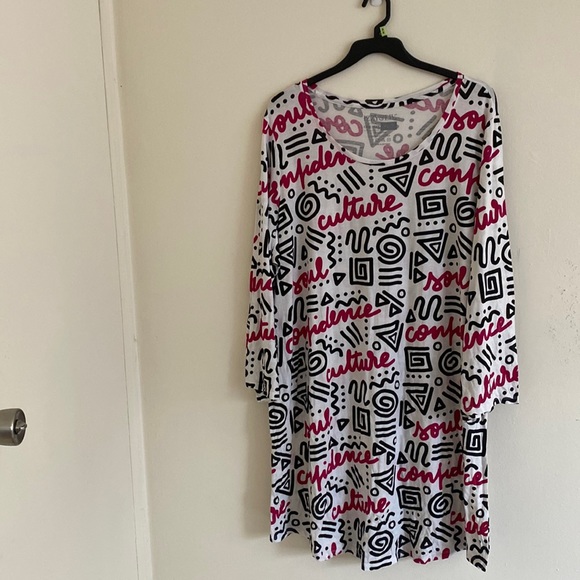 Izzy and liv one size plus night gown selling all 3 together or separate - Picture 2 of 8